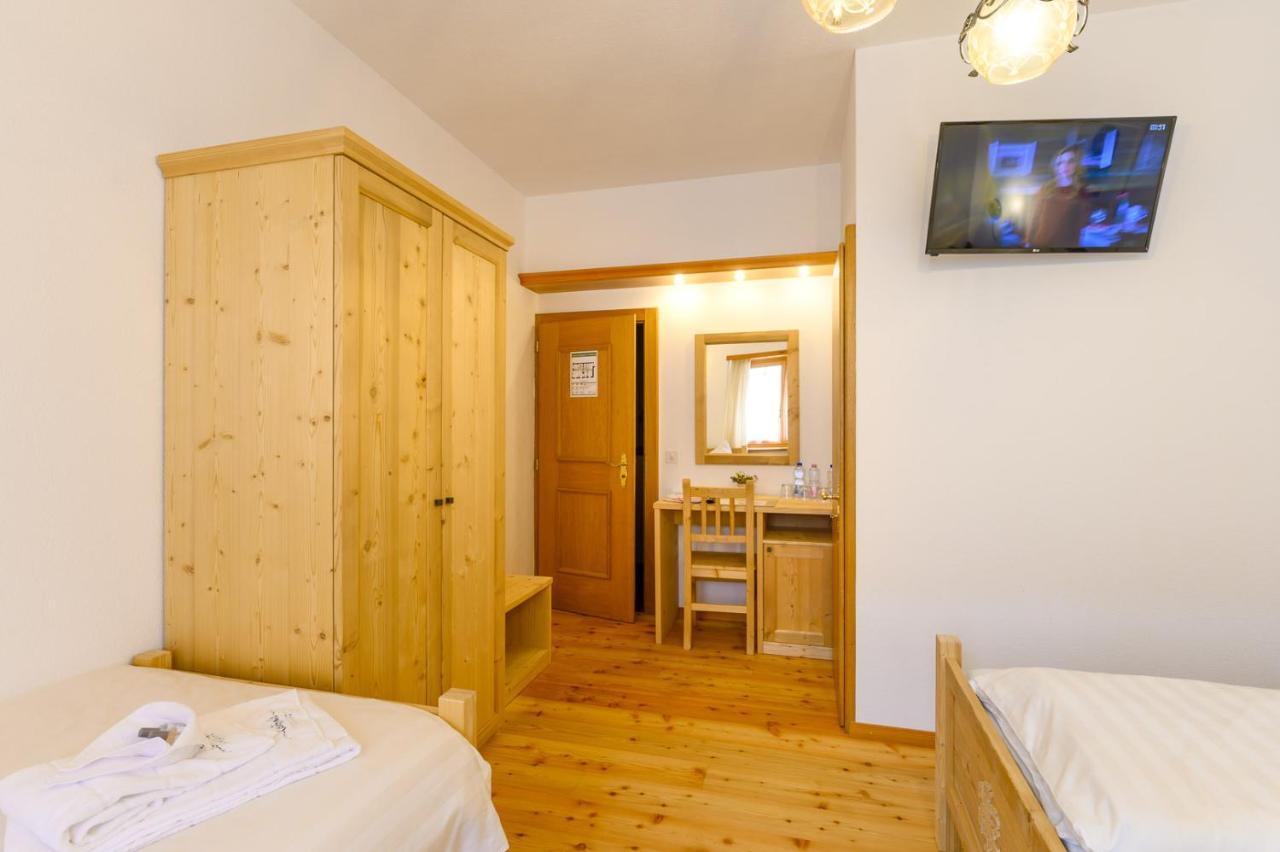 Hotel Centrale, Typically Swiss بوشيافو المظهر الخارجي الصورة