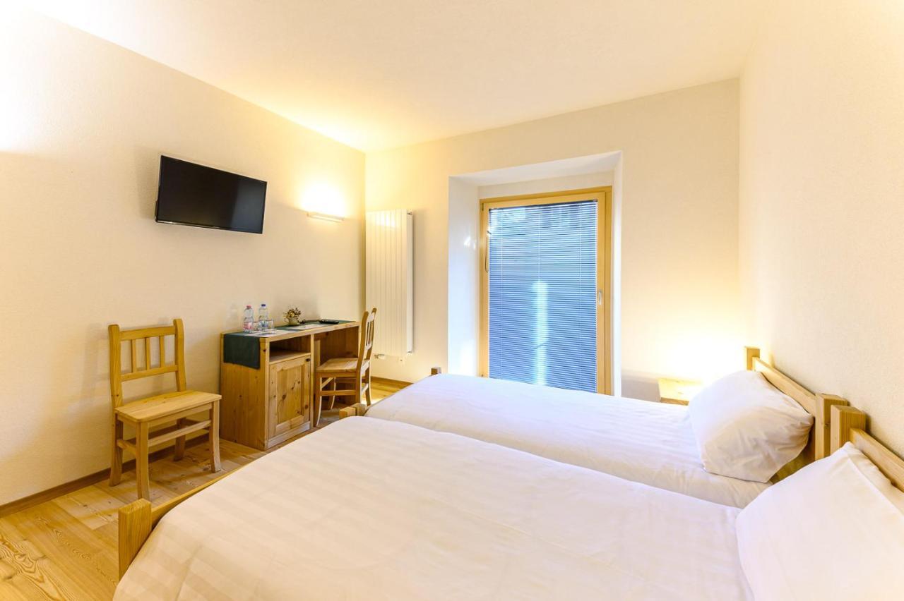 Hotel Centrale, Typically Swiss بوشيافو المظهر الخارجي الصورة